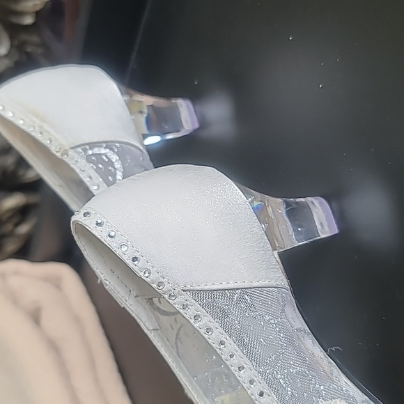 Valenti Franco, silver shoes, size 8.5M, with clear heels - Picture 2 of 2